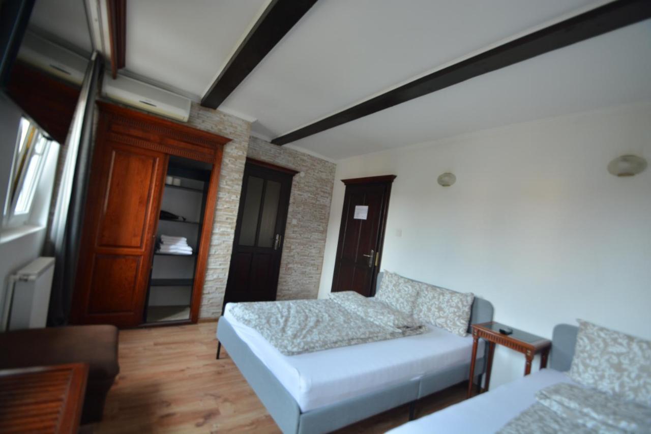 Gala - Guesthouse Oradea Bagian luar foto