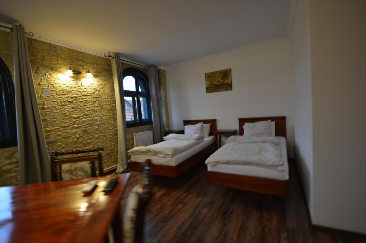 Gala - Guesthouse Oradea Bagian luar foto