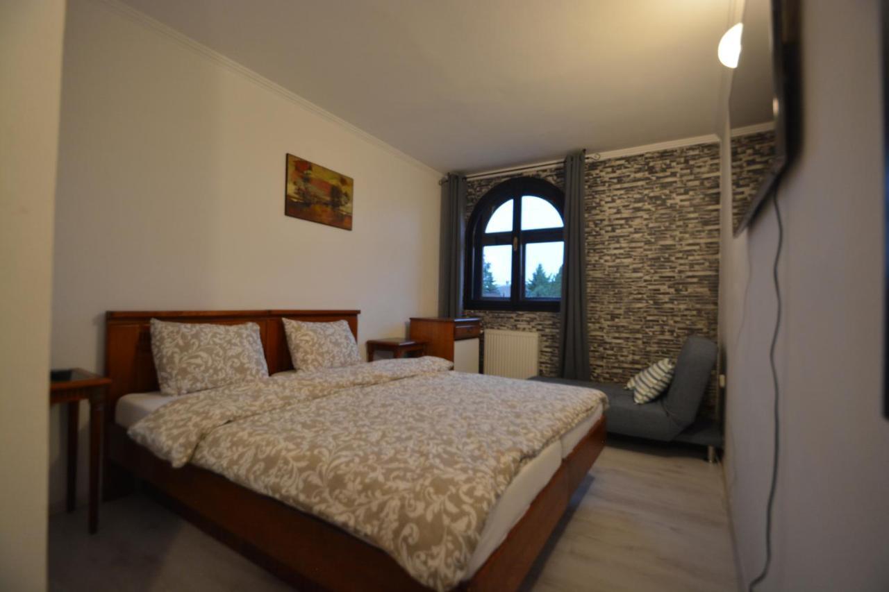 Gala - Guesthouse Oradea Bagian luar foto